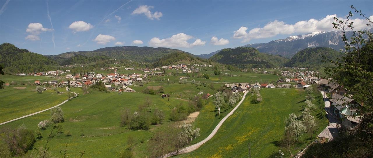 Gorje (Zg. in Sp.) Vi&amp;scaron;elnica, Mevkuž in čisto desno Polj&amp;scaron;ica.jpg